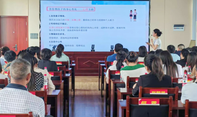 房县城关一中：校园开放周搭建家校沟通桥梁