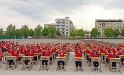 ​军店初中：魅力课桌操 活力展青春