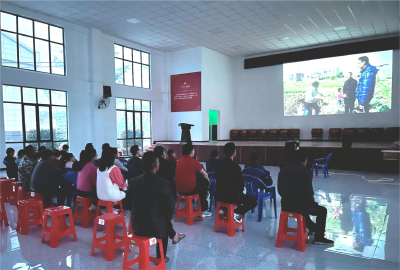 青峰镇：公益电影进基层 乡村夜晚“有声有色”
