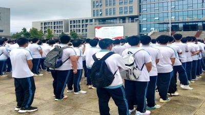 房县一中：夏季防溺水 安全伴我行