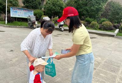 房县东城小学：志愿红让社区“绿意”满满