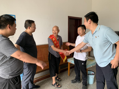 尹吉甫镇：走访慰问老党员和困难党员