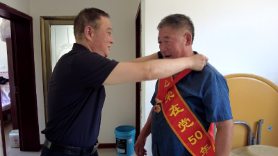 高明哲开展“七一”走访慰问活动