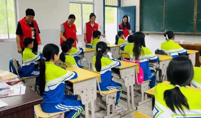  五台乡：慰问留守儿童    关爱温暖童心