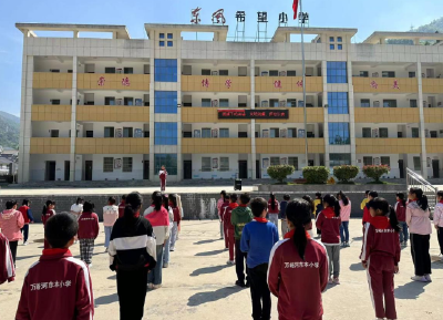 万峪小学开展“文明就餐 杜绝浪费”主题宣传周实践教育活动