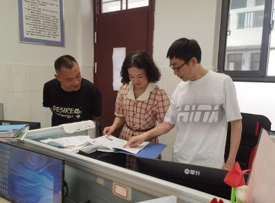 房县实验小学：晒出常规促规范 展出风采行致远