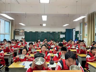 ​节约有妙招，“光盘”换水果——城关四中开展光盘行动