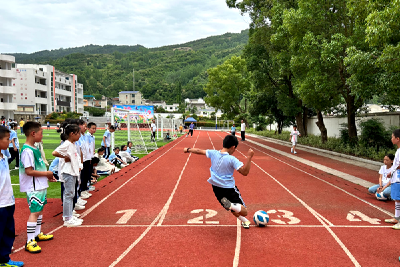 白鹤学校举行第五届校园足球嘉年华活动  