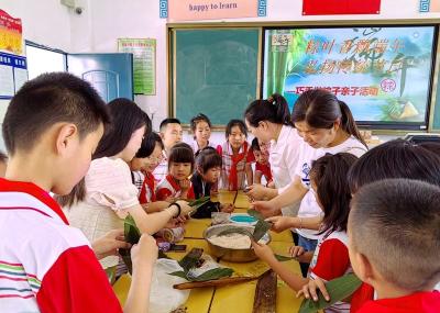 房县东城小学：粽叶香飘端午 弘扬传统节日