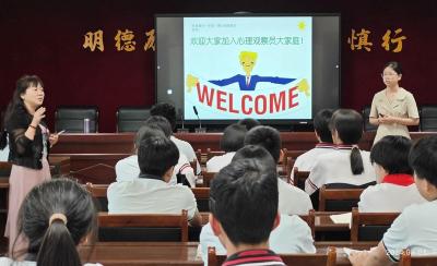 房县城关一中：用“心”守护 “委”以重任