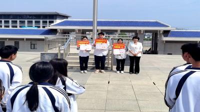 房县职校：为三名学子颁发中职国家奖学金