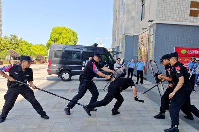 房县东城小学：开展校园反恐防暴演练活动