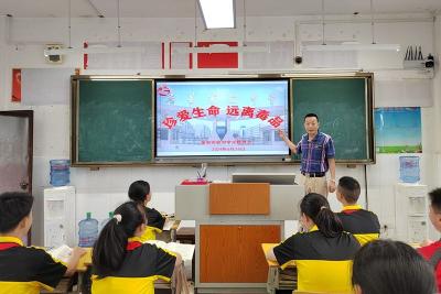 房县实验中学教联体：抵制诱惑远离毒品 阳光少年健康生活