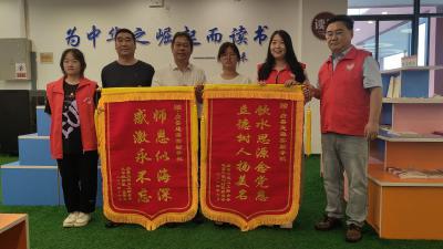 房县思源实验学校：中考耕耘出硕果  敬献锦旗谢师恩