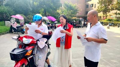 房县东城小学：党员暑期再携手 创文宣传谱新篇