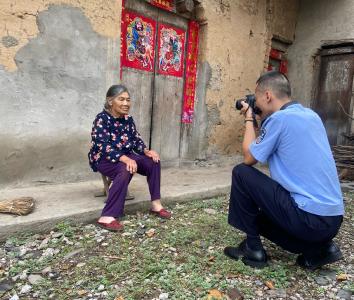 房县军店派出所： 便民服务“零距离” 上门办证暖民心