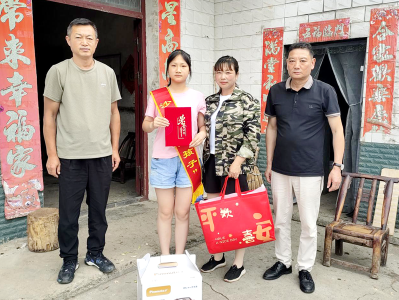 沙河乡：荣誉证书送上门 文明新风吹进家