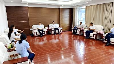 杨丹华与农业银行十堰分行党委书记欧阳堰一行座谈