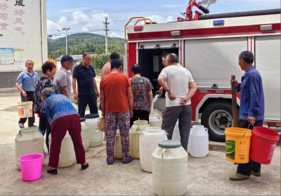 青峰镇：为民服务办实事，送水上门解民忧