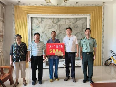 青峰镇：“八一”送温暖 慰问传真情