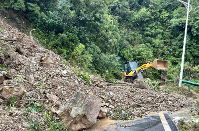 尹吉甫镇：绷紧汛期安全弦 道路清障保平安