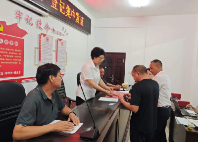 湖北房县：“农房一体”不动产颁证入户 村民吃下“定心丸”