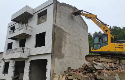 尹吉甫镇:五塘垭子滑坡体搬迁房屋开始拆除