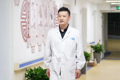 神奇！东北学子手麻顽疾四处求医，跨越千里在这一针见效......