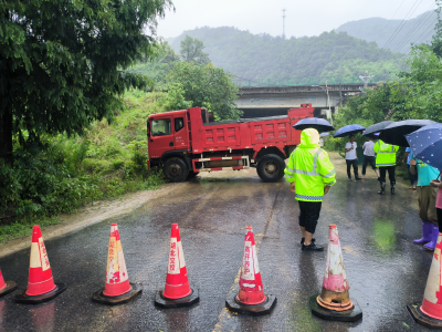 窑淮镇：开启“雨天模式” 守护群众平安出行