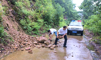 县城市管理执法局驻共青村工作队：防汛减灾显担当 筑牢防汛“安全堤”
