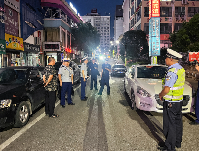 房县：联合夜查  让消防“生命通道”畅通无阻