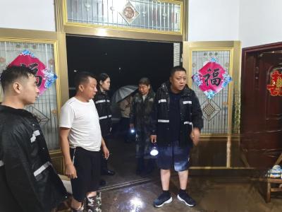 化龙堰镇：闻汛而动冲一线 奋力守护群众生命安全