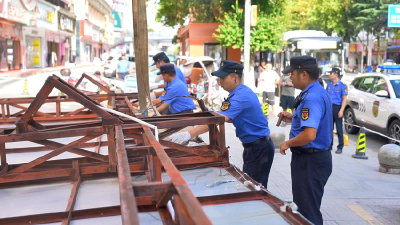 县城管执法局:高温不松懈 持续深化户外广告专项整治行动