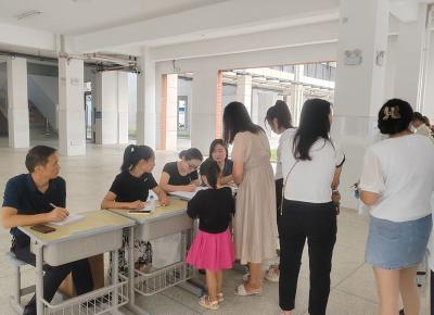 房县东城小学晓阳校区2024年秋季一年级报名工作有序开展