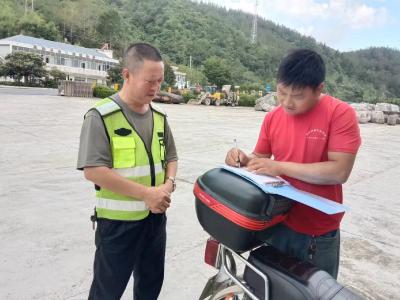 土城镇：“零距离”签订承诺书  筑牢农村道路交通“安全线”