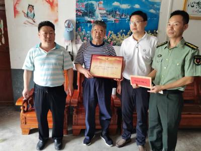 青峰镇：军营立新功 喜报送家中