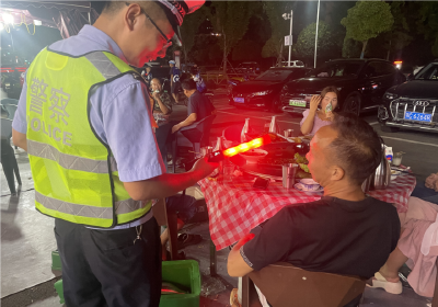 房县交警走进夜市开展酒驾安全宣传