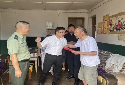 真情关怀暖人心 白鹤镇开展“八一”建军节走访慰问活动