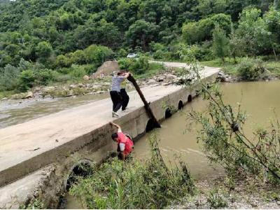 土城镇穿山堰村:清除河道杂物，确保汛期安全