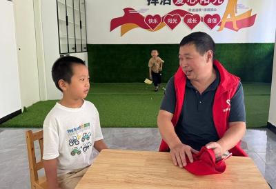 房县东城小学：靓洁家园进社区 爱心辅导迎开学