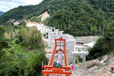 十房一级路房县段二期项目开始全线架梁施工