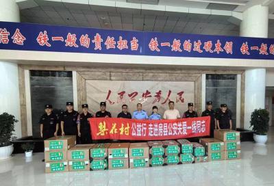 房县创文办组织企业为民警送清凉