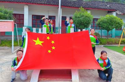 城关镇三海小学：多彩活动“迎国庆”