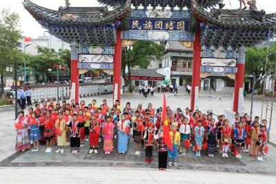 习近平给普洱民族团结誓词碑盟誓代表后代的回信