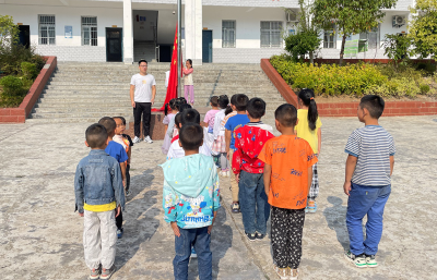 九道乡关坪小学：童心筑梦 喜迎国庆