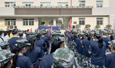 房县实验中学：举行七年级新生国防教育拓展训练开营仪式