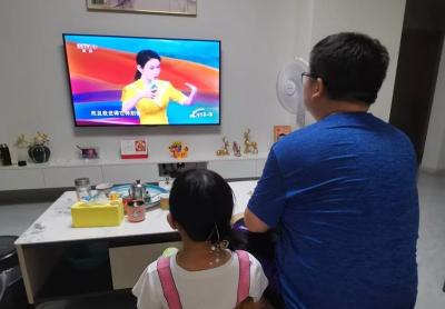 房县实验小学全体师生观看央视《开学第一课》节目