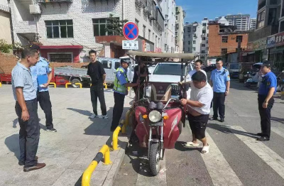 房县：交警联动多部门 共筑创文坚固防线