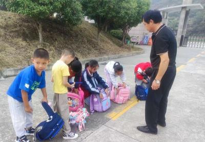 门古寺镇河兴小学：开展禁止管制刀具进校园突击检查活动