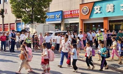 大木厂镇大木小学：爱心“护学岗”铺就“平安路”